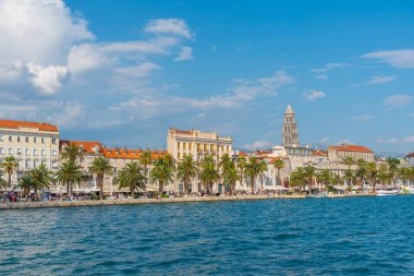 Hırvat kentinin şehir manzarası Riva geçidinin arkasında bölündü