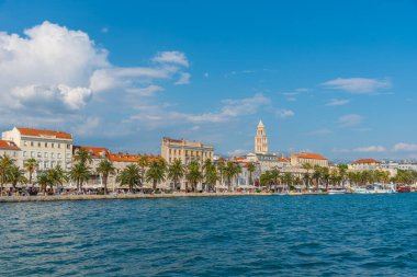 Hırvat kentinin şehir manzarası Riva geçidinin arkasında bölündü