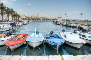 Split kenti demirleyen teknelerin arkasında görüldü