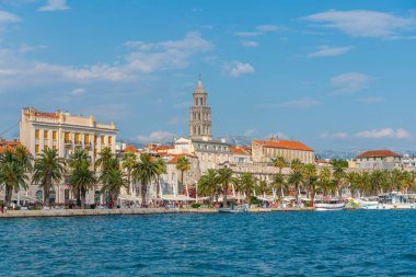 Hırvat kentinin şehir manzarası Riva geçidinin arkasında bölündü