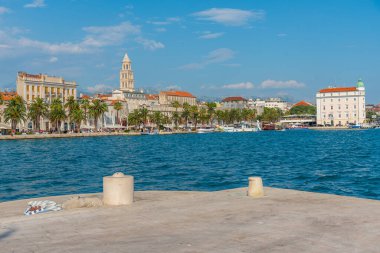 Hırvat kentinin şehir manzarası Riva geçidinin arkasında bölündü