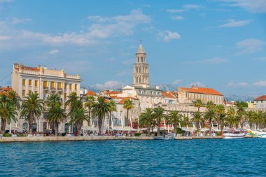 Hırvat kentinin şehir manzarası Riva geçidinin arkasında bölündü