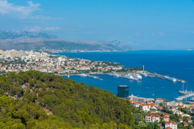 Hırvat kentinin hava görüntüsü bölündü