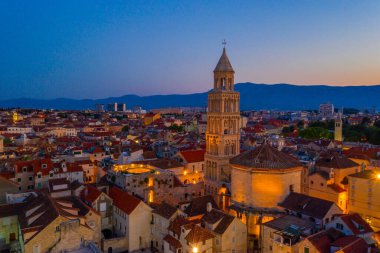Hırvatistan 'ın Aziz Domnius katedralinin çan kulesinin hakim olduğu eski Split kentinin gündoğumu hava manzarası