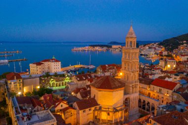 Hırvatistan 'ın Aziz Domnius katedralinin çan kulesinin hakim olduğu eski Split kentinin gündoğumu hava manzarası