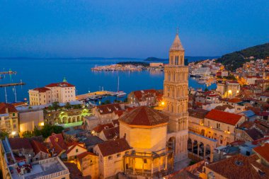 Hırvatistan 'ın Aziz Domnius katedralinin çan kulesinin hakim olduğu eski Split kentinin gündoğumu hava manzarası