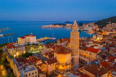 Hırvatistan 'ın Aziz Domnius katedralinin çan kulesinin hakim olduğu eski Split kentinin gündoğumu hava manzarası