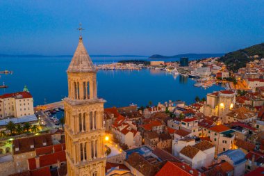 Hırvatistan 'ın Aziz Domnius katedralinin çan kulesinin hakim olduğu eski Split kentinin gündoğumu hava manzarası