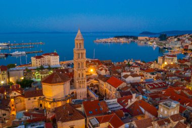 Hırvatistan 'ın Aziz Domnius katedralinin çan kulesinin hakim olduğu eski Split kentinin gündoğumu hava manzarası