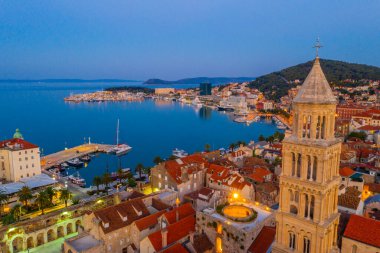 Hırvatistan 'ın Aziz Domnius katedralinin çan kulesinin hakim olduğu eski Split kentinin gündoğumu hava manzarası