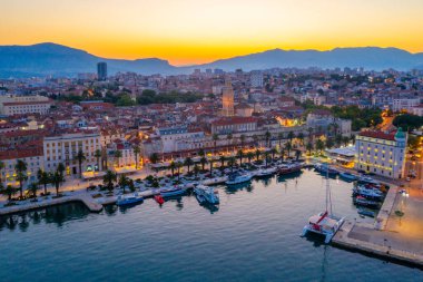 Hırvat kentinin gün doğumu manzarası Riva geçidinin arkasında bölündü