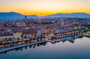 Hırvat kentinin gün doğumu manzarası Riva geçidinin arkasında bölündü