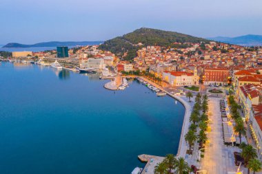 Hırvatistan 'ın Marjan tepesi ile Split' teki Riva gezinti alanının gündoğumu hava manzarası