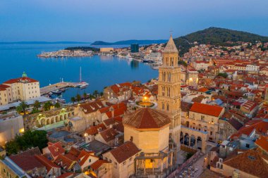 Hırvatistan 'ın Aziz Domnius katedralinin çan kulesinin hakim olduğu eski Split kentinin gündoğumu hava manzarası
