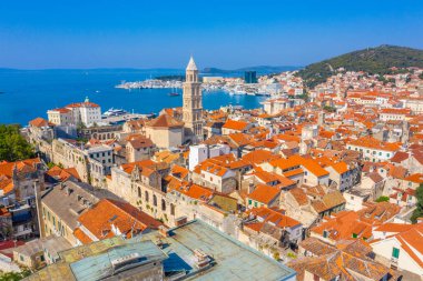 Hırvatistan 'ın Saint Domnius katedralinin çan kulesinin hakim olduğu eski Split kentinin hava manzarası