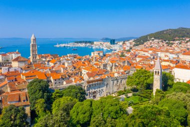 Hırvatistan 'ın Saint Domnius katedralinin çan kulesinin hakim olduğu eski Split kentinin hava manzarası