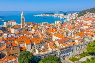 Hırvatistan 'ın Saint Domnius katedralinin çan kulesinin hakim olduğu eski Split kentinin hava manzarası