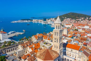 Hırvatistan 'ın Saint Domnius katedralinin çan kulesinin hakim olduğu eski Split kentinin hava manzarası
