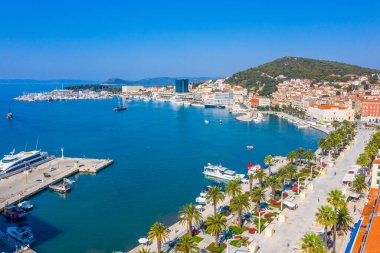 Hırvatistan 'ın Marjan tepesi ile Split kentindeki Riva gezinti alanının havadan görüntüsü