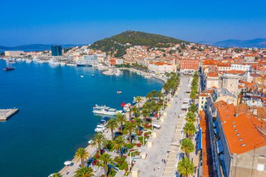 Hırvatistan 'ın Marjan tepesi ile Split kentindeki Riva gezinti alanının havadan görüntüsü