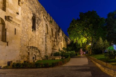 Hırvatistan 'ın Split kentindeki Diocletian sarayının altın kapısının gece manzarası