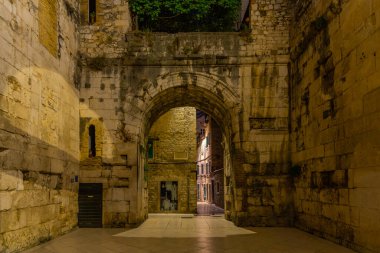 Hırvatistan 'ın Split kentindeki Diocletian sarayının altın kapısının gece manzarası