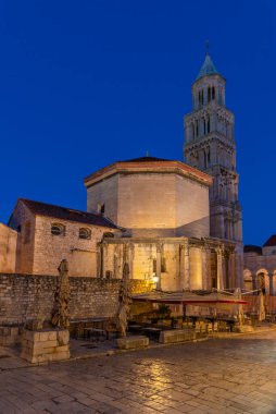 Hırvatistan 'ın Split kentindeki Aziz Domnius katedralinin gün doğumu manzarası