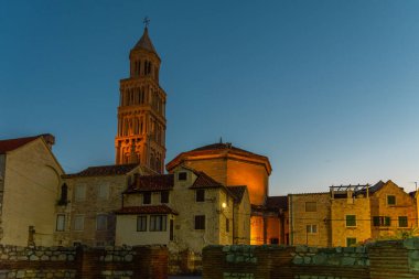 Hırvatistan 'ın Split kentindeki Aziz Domnius katedralinin gün doğumu manzarası