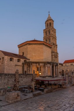 Hırvatistan 'ın Split kentindeki Aziz Domnius katedralinin gün doğumu manzarası