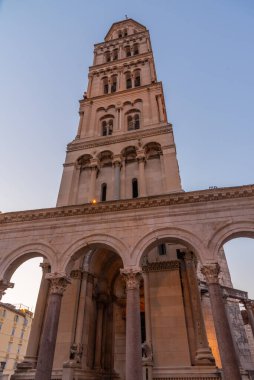 Hırvatistan 'ın Split kentindeki Aziz Domnius katedralinin gün doğumu manzarası