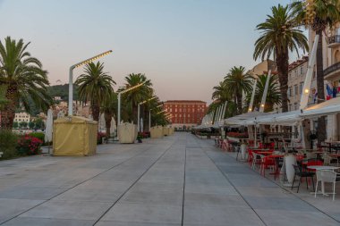 Hırvatistan 'ın Marjan Tepesi ile Split' teki Riva gezinti alanında gün doğumu