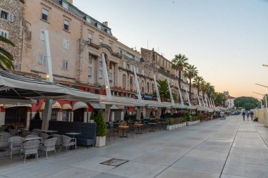 Hırvatistan 'ın Marjan Tepesi ile Split' teki Riva gezinti alanında gün doğumu