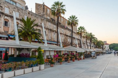 Hırvatistan 'ın Marjan Tepesi ile Split' teki Riva gezinti alanında gün doğumu