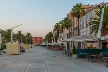 Hırvatistan 'ın Marjan Tepesi ile Split' teki Riva gezinti alanında gün doğumu