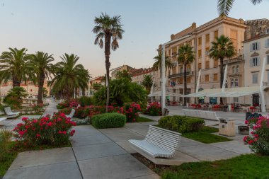 Hırvatistan 'ın Marjan Tepesi ile Split' teki Riva gezinti alanında gün doğumu