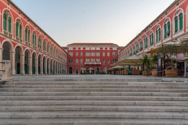 Hırvatistan 'ın Split kentindeki Cumhuriyet meydanının gün doğumu manzarası