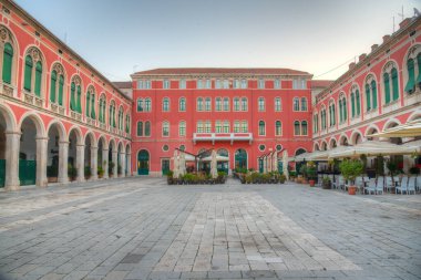 Hırvatistan 'ın Split kentindeki Cumhuriyet meydanının gün doğumu manzarası