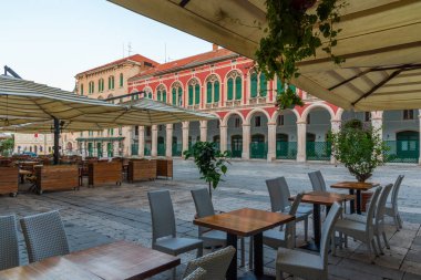 Hırvatistan 'ın Split kentindeki Cumhuriyet meydanının gün doğumu manzarası