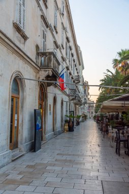 Hırvatistan 'ın Marjan Tepesi ile Split' teki Riva gezinti alanında gün doğumu