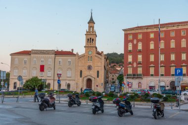 St. Frane kilisesi ve manastırının gün doğumu manzarası Hırvatistan 'ın Split kentinde.