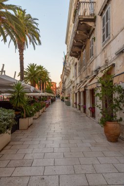 Hırvatistan 'ın Marjan Tepesi ile Split' teki Riva gezinti alanında gün doğumu