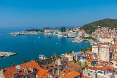 Hırvatistan 'ın eski Split kasabasına bakan Marjan tepesinin hava manzarası