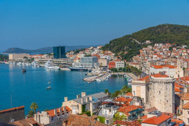 Hırvatistan 'ın eski Split kasabasına bakan Marjan tepesinin hava manzarası