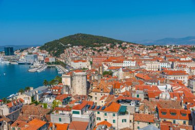 Hırvatistan 'ın eski Split kasabasına bakan Marjan tepesinin hava manzarası