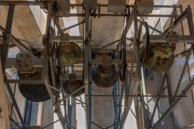 Hırvatistan 'ın Split kentindeki Saint Domnion katedralinde çan çalıyor