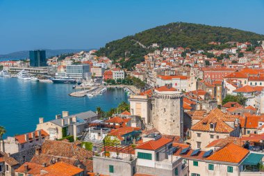 Hırvatistan 'ın eski Split kasabasına bakan Marjan tepesinin hava manzarası