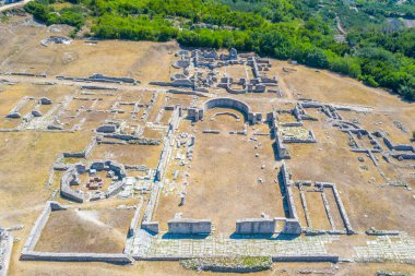 Hırvatistan 'ın Split kenti yakınlarındaki antik Salona' nın havadan görünüşü