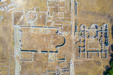 Hırvatistan 'ın Split kenti yakınlarındaki antik Salona' nın havadan görünüşü