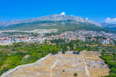 Hırvatistan 'ın Split kenti yakınlarındaki antik Salona' nın havadan görünüşü
