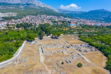 Hırvatistan 'ın Split kenti yakınlarındaki antik Salona' nın havadan görünüşü